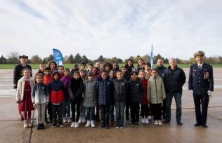  Cérémonie des couleurs à la BA 107  avec l'école Fronval