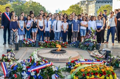 Des élèves de Vélizy-Villacoublay ravivent la flamme du soldat inconnu