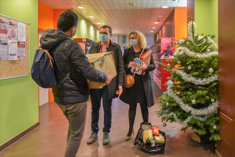 Des colis avec des denrées alimentaires offerts aux étudiants