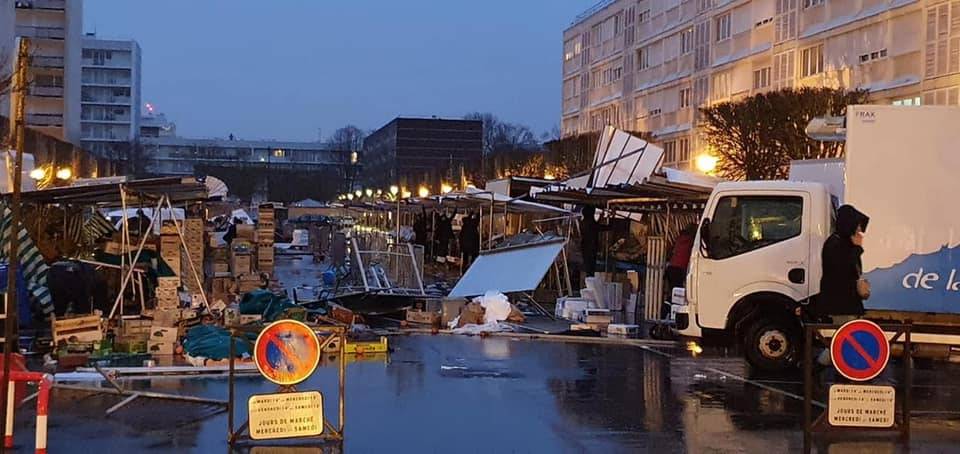 Violente tempête de vent sur le marché du Mail