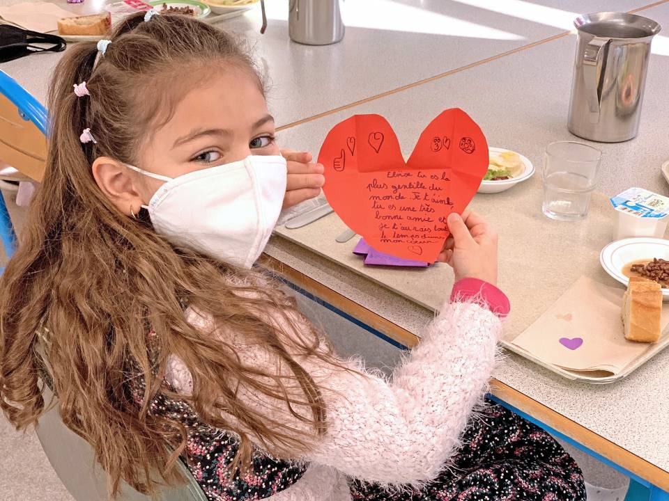 Saint-Valentin : des mots d'amour et d'amitié distribués à l'heure du repas à l'école Mozart