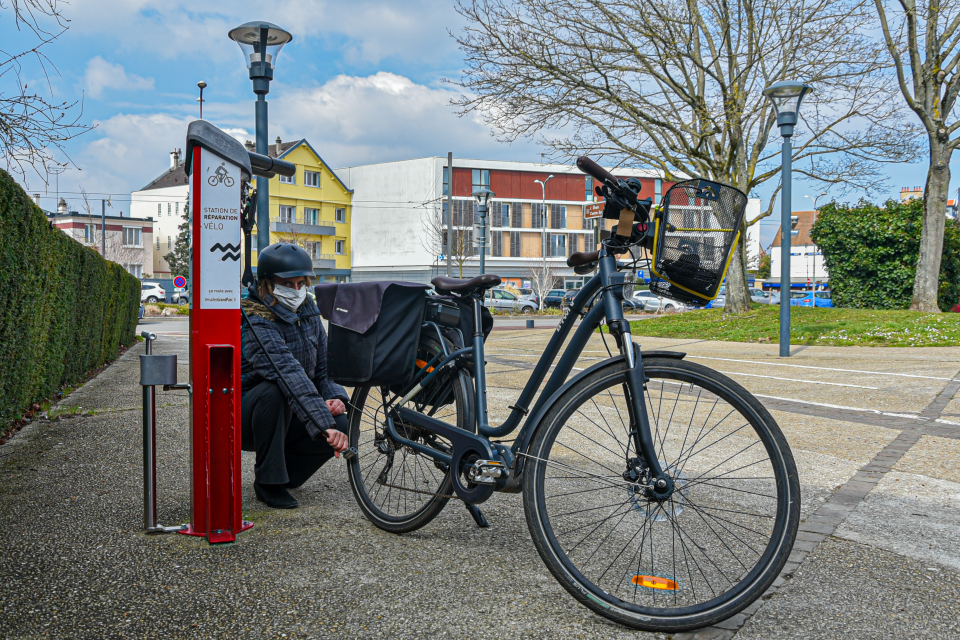 Vélo : station de réparation et de gonflage en libre-service