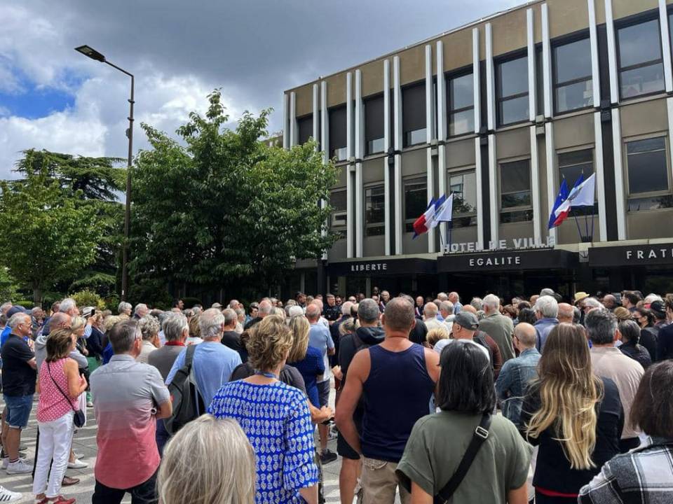 Minute de silence - hommage à Dominique Bernard, ce lundi à 18h