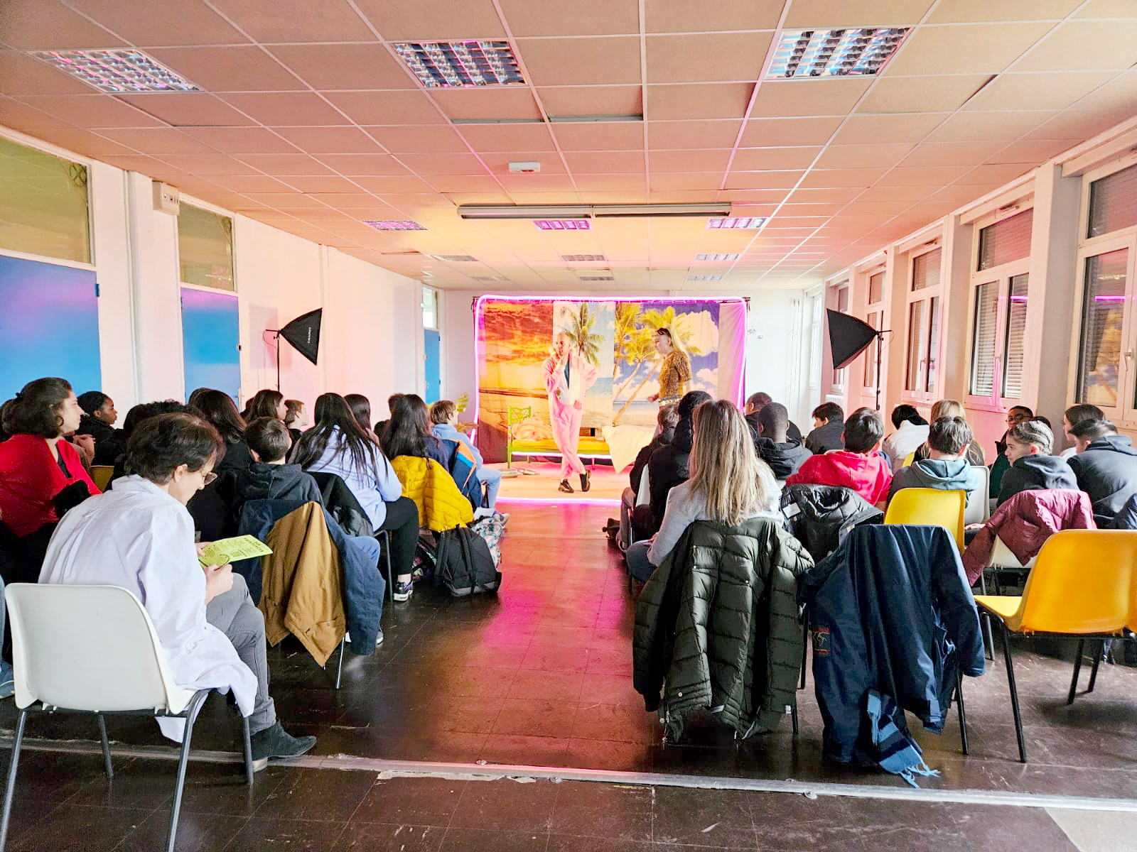 Spectacle théâtral au collège