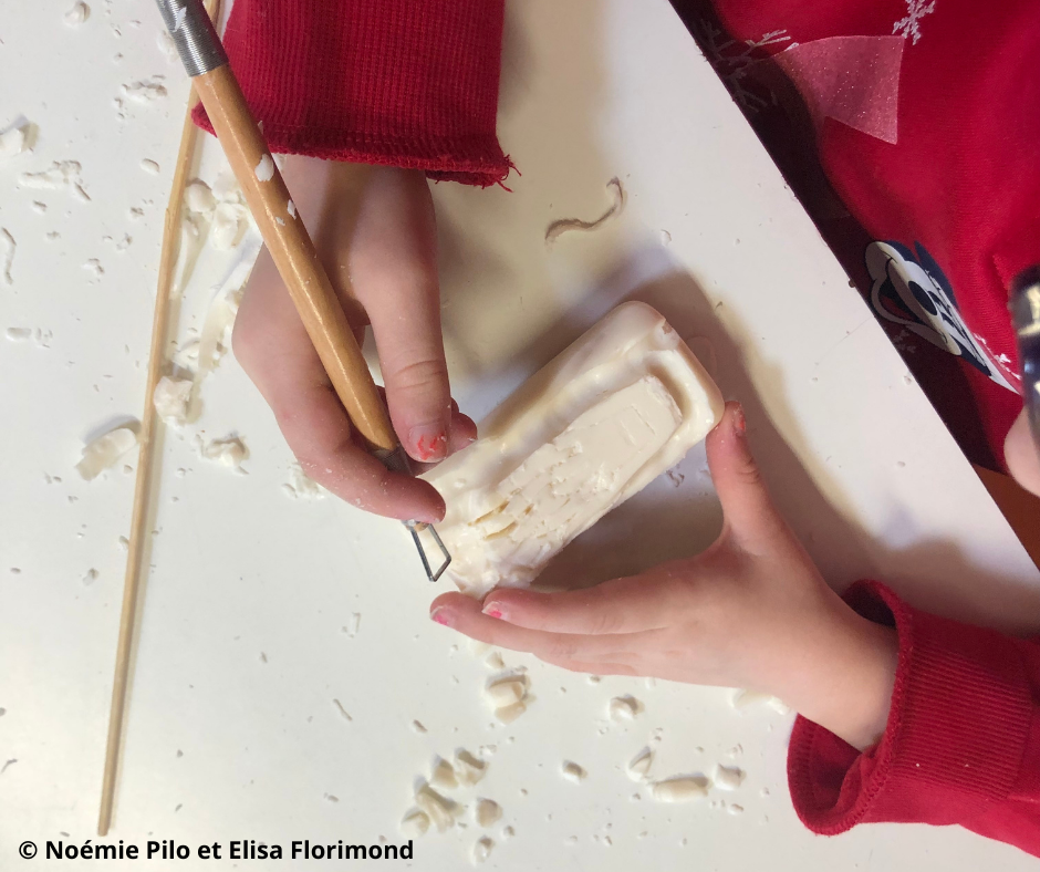 Enfant fait une sculpture avec un savon