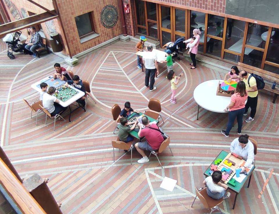 Jeux géants en bois sur la place Dautier