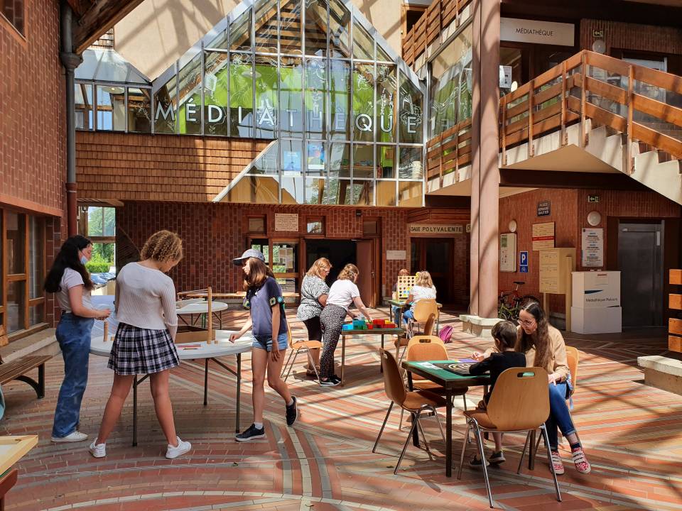 Jeux géants en bois sur la place Dautier