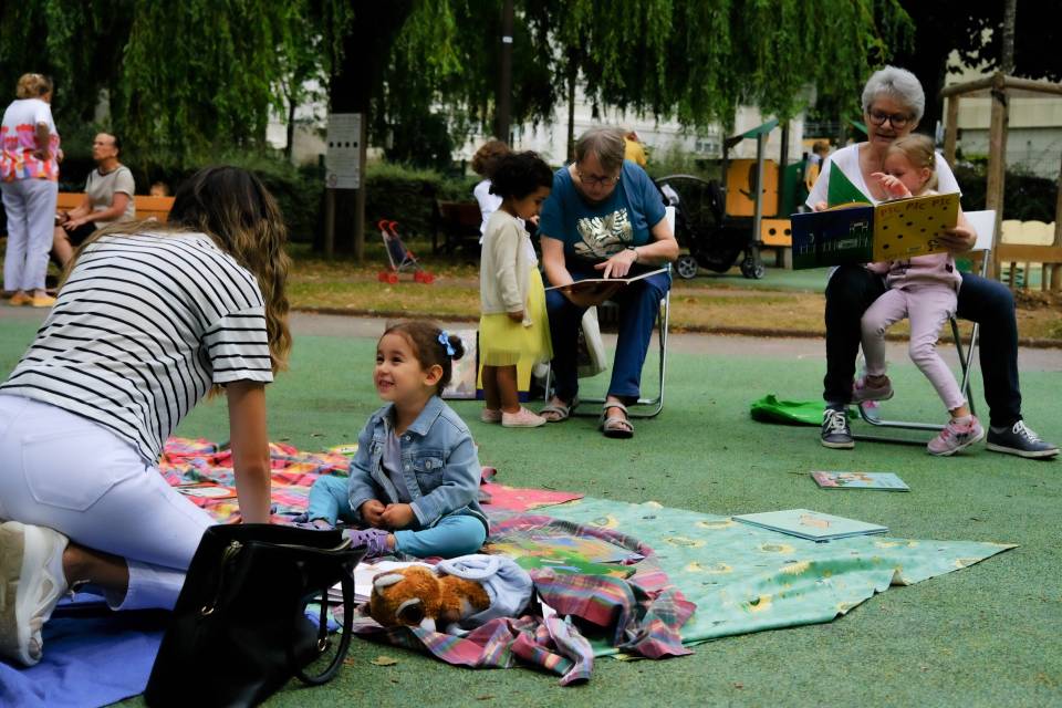 Lectures à l'aire de jeux des Lutins