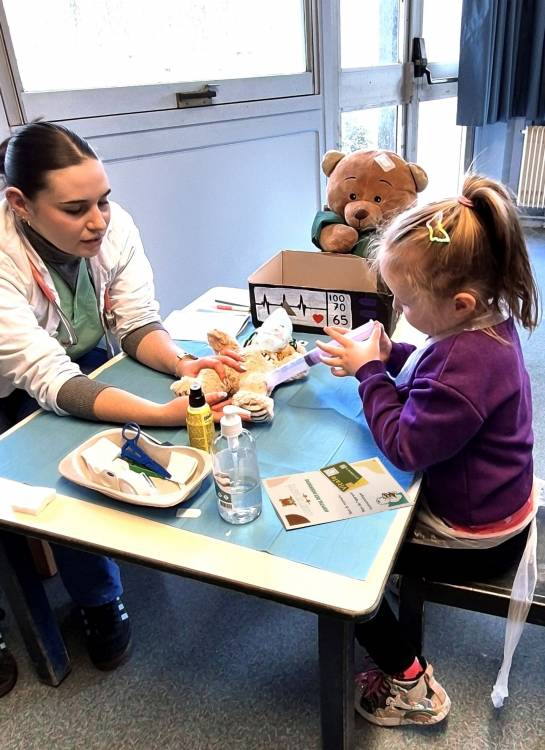 L'Hôpital des Nounours : une expérience ludique  pour dédramatiser les soins  médicaux